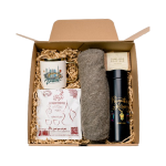 Оставьте себе память о незабываемом путешествии по эмирату Дубай, с эксклюзивным набором "Ароматы Востока: Погружение в культуру Дубая". Этот тщательно подобранный набор сувениров включает в себя уникальные элементы, которые раскрывают богатство и разнообразие культуры этого удивительного региона.