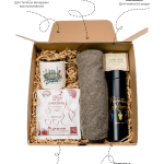 Оставьте себе память о незабываемом путешествии по эмирату Дубай, с эксклюзивным набором "Ароматы Востока: Погружение в культуру Дубая". Этот тщательно подобранный набор сувениров включает в себя уникальные элементы, которые раскрывают богатство и разнообразие культуры этого удивительного региона.